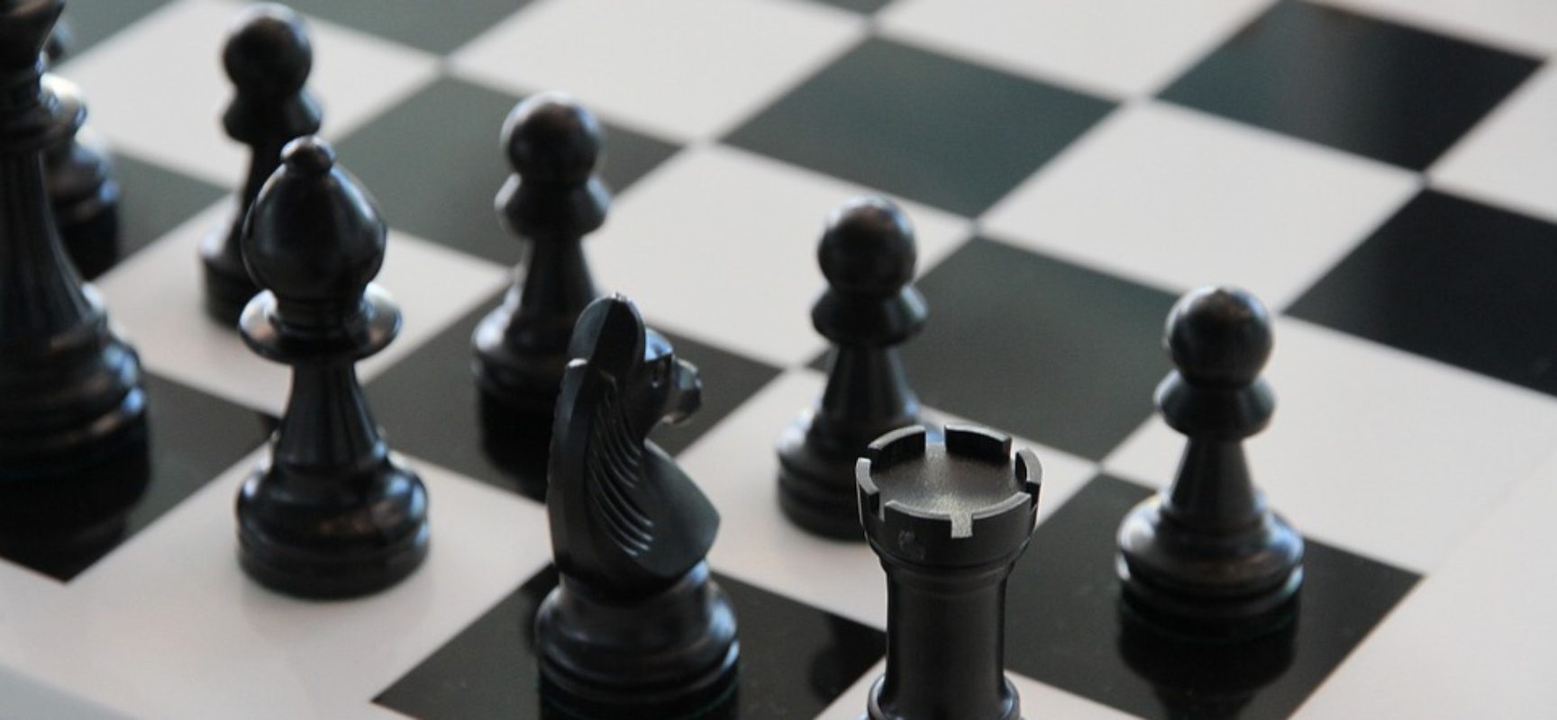 En la imagen aparece un tablero de ajedrez con fichas negras