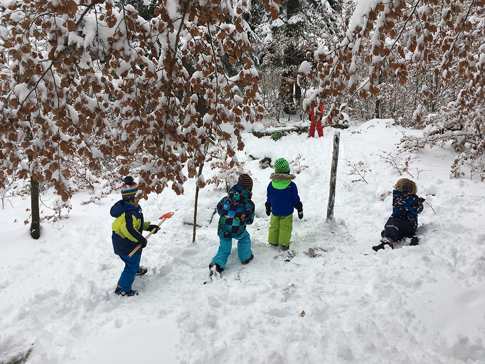 Niños jugando en la nieve