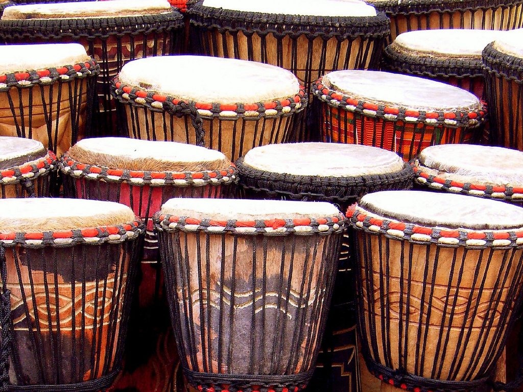 En la imagen aparece diferentes instrumentos africanos