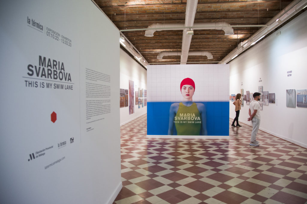 Maria Svarbova lleva a La Térmica una exposición inédita con sus series fotográficas 'Swimming Pools' y 'Futuro Retro'